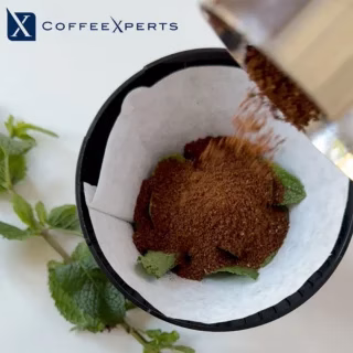 CoffeeXperts KFMint in filter zakje koffie toevoegen
