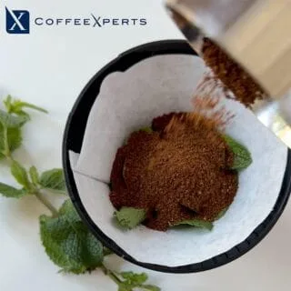 KFMint munt blad in moccamaster met koffie toevoegen